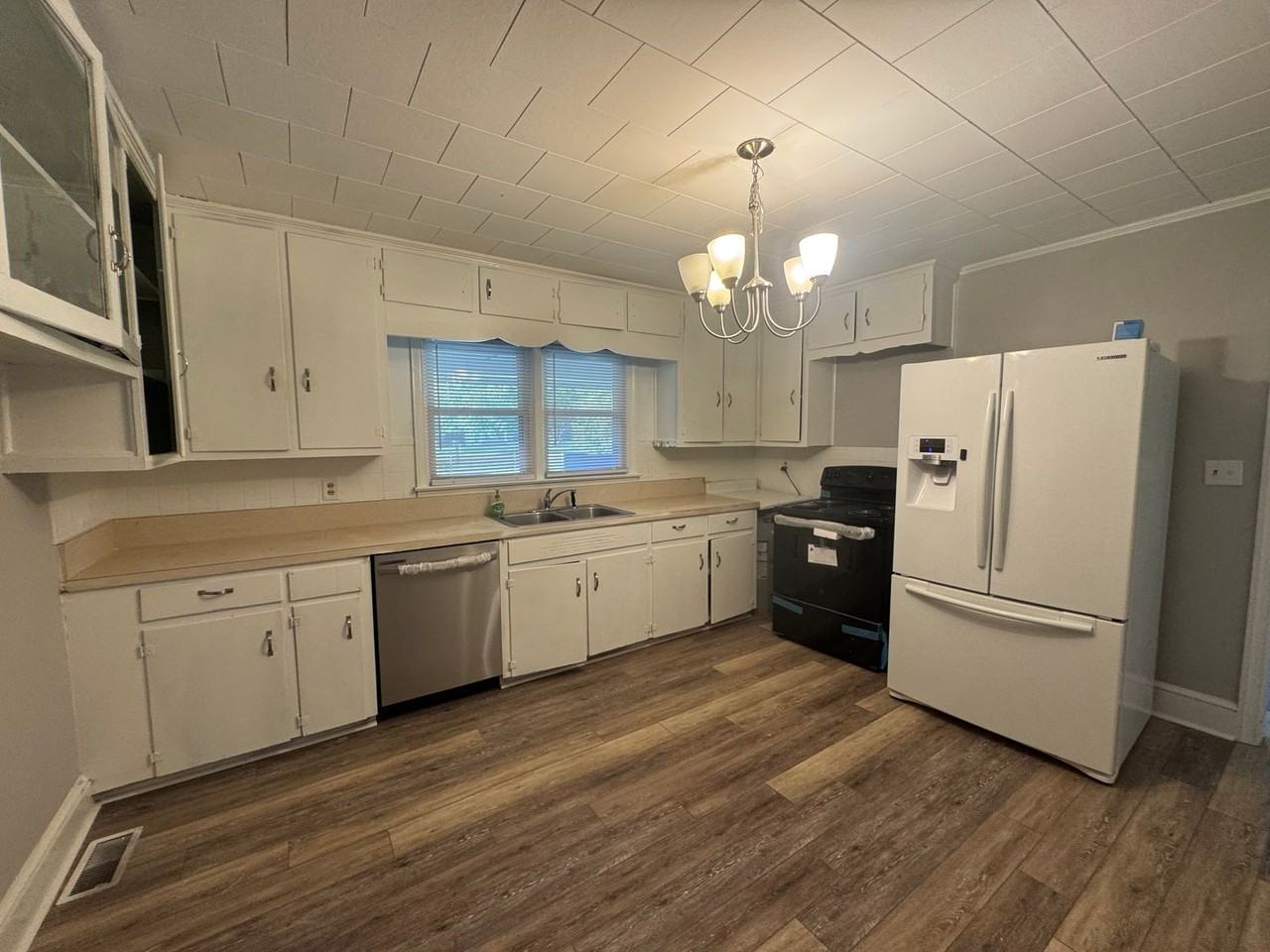 1305 Erwin Rd - Photo 7 of 11