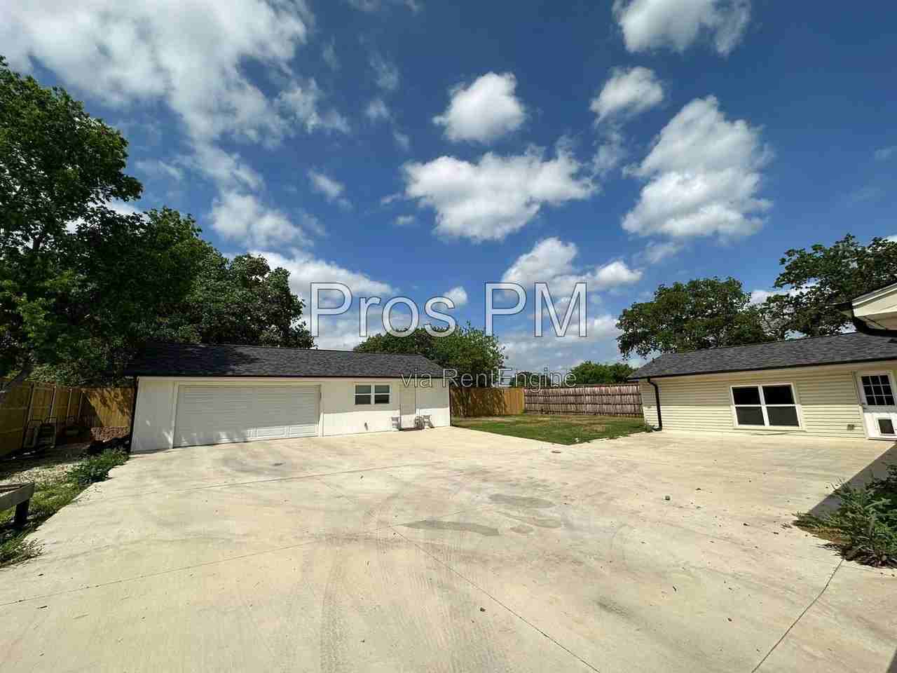 106 Joyce Dr - Photo 2 of 22