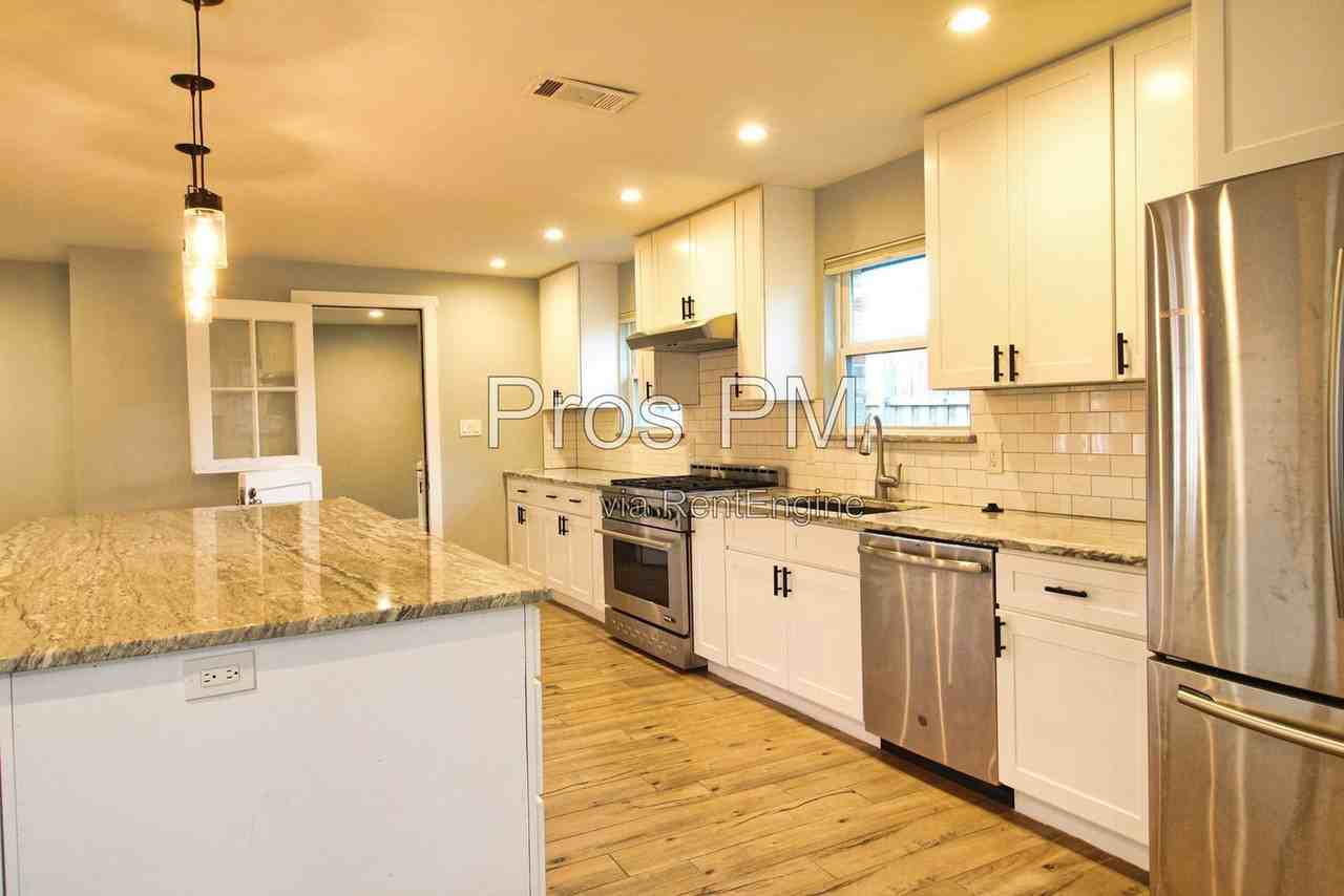 106 Joyce Dr - Photo 3 of 22
