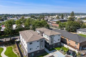 featured image of 6020 N Astor St #2