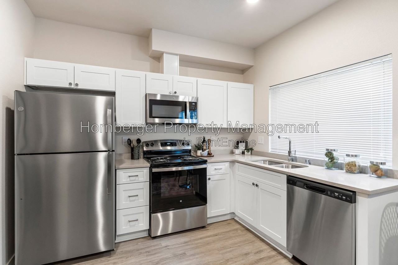 6020 N Astor St #2 - Photo 4 of 11
