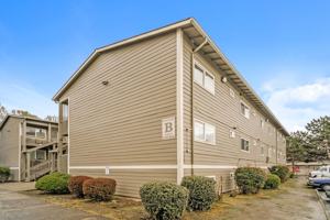 featured image of 2540 Hyacinth St Ne