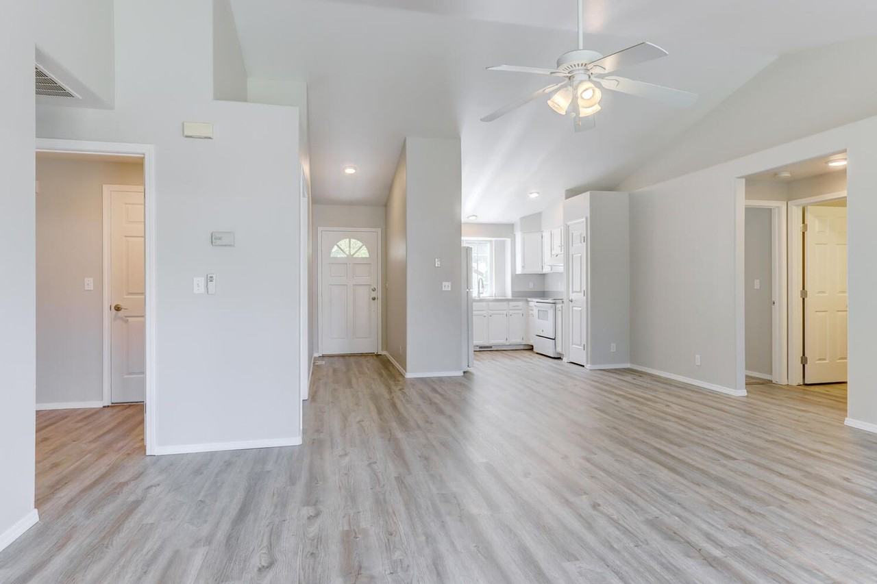 7838 W Prince St - Photo 6 of 21