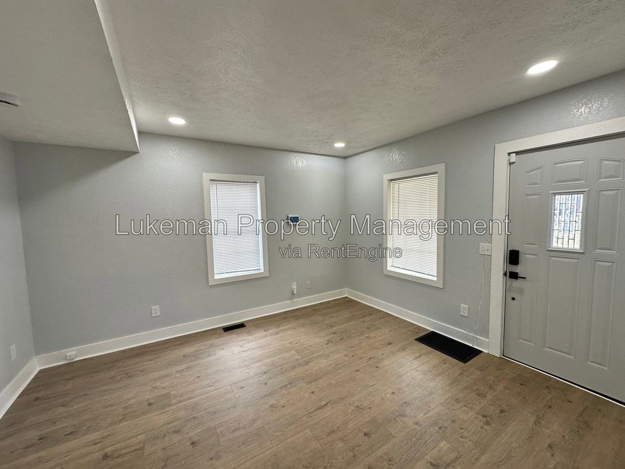 215 E North St - Photo 4 of 33