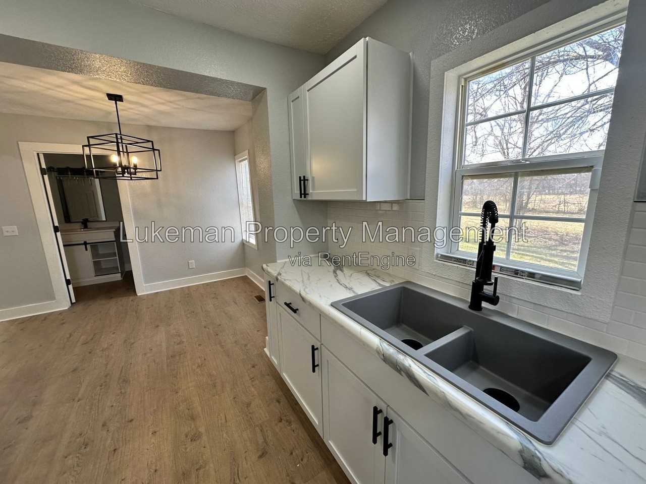 215 E North St - Photo 4 of 31
