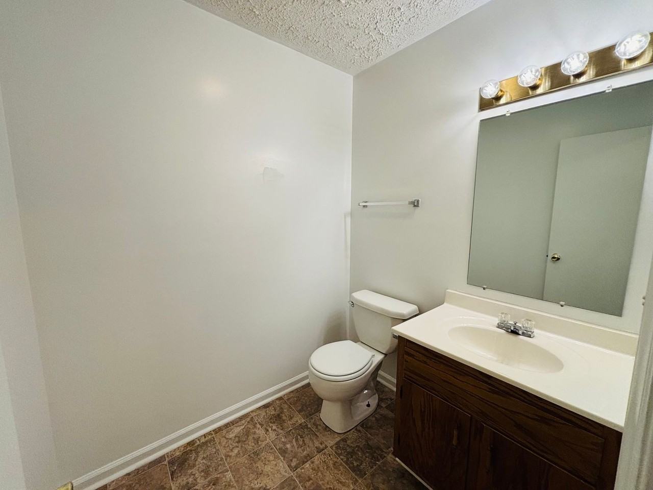 435 Wakeman Ct - Photo 4 of 18