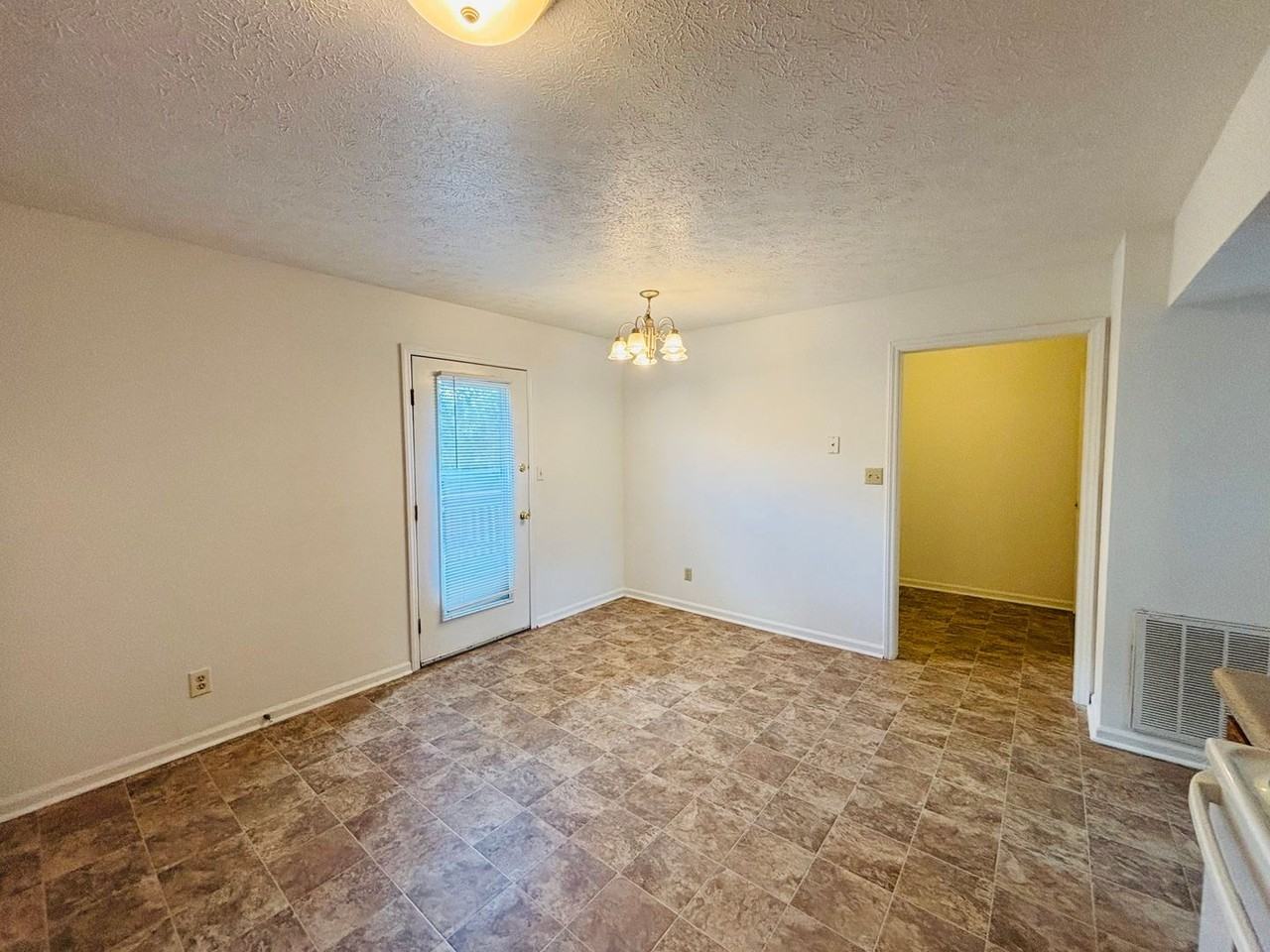 435 Wakeman Ct - Photo 5 of 18