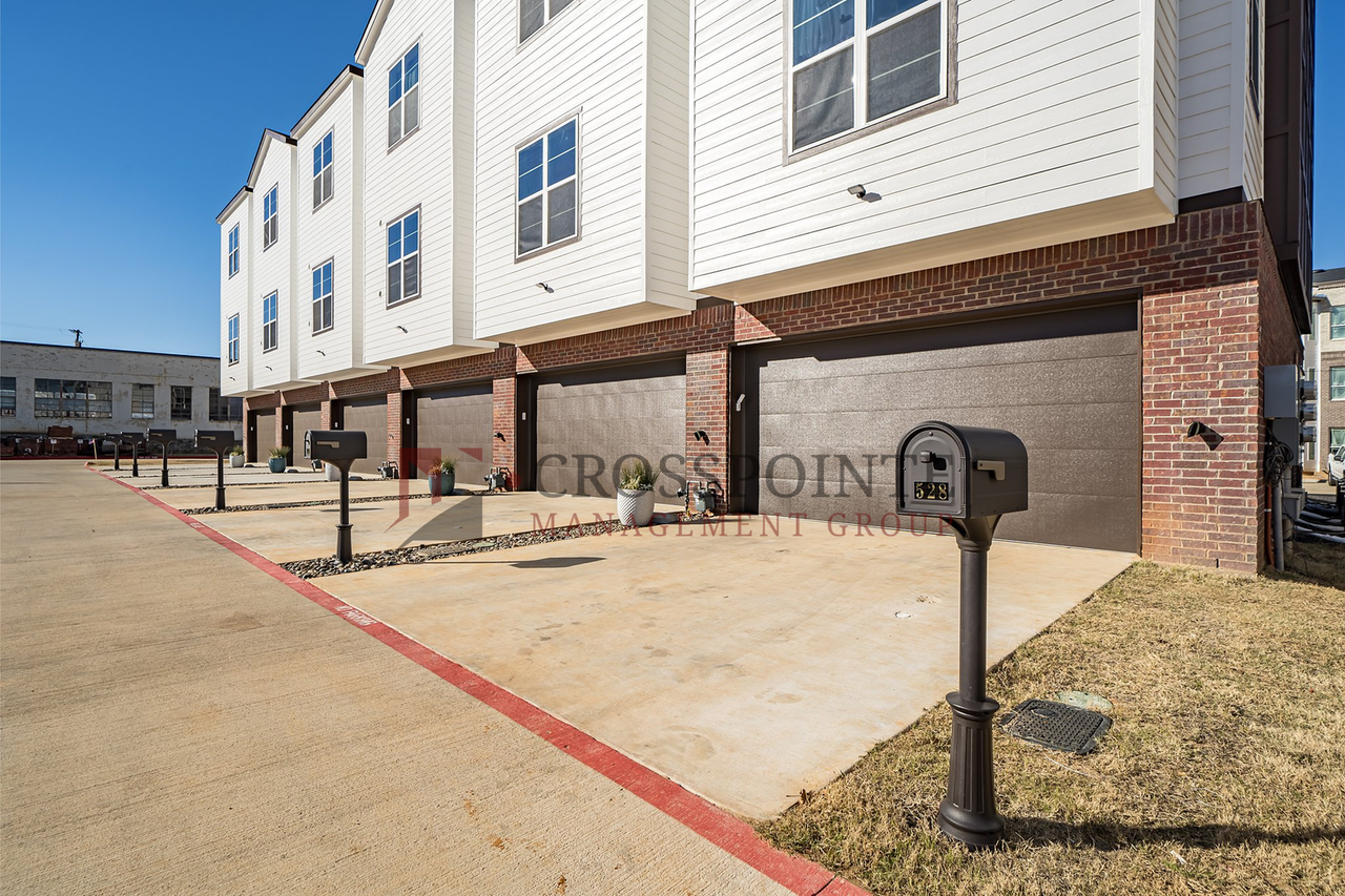 554 W Erwin St - Photo 2 of 21