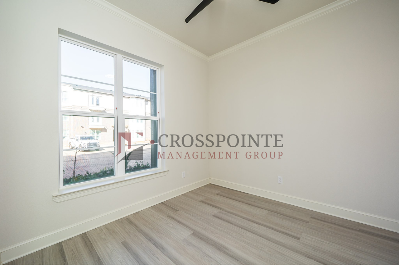 554 W Erwin St - Photo 4 of 21
