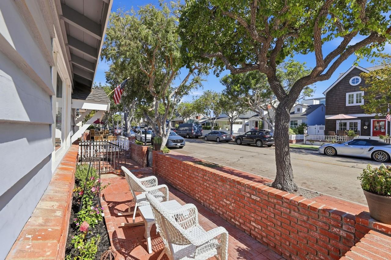 2104 E Ocean Blvd - Photo 2 of 40