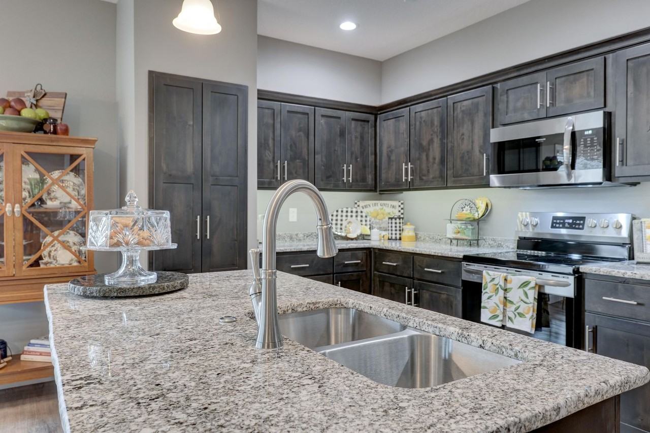 620 Applewood Ln - Photo 5 of 41
