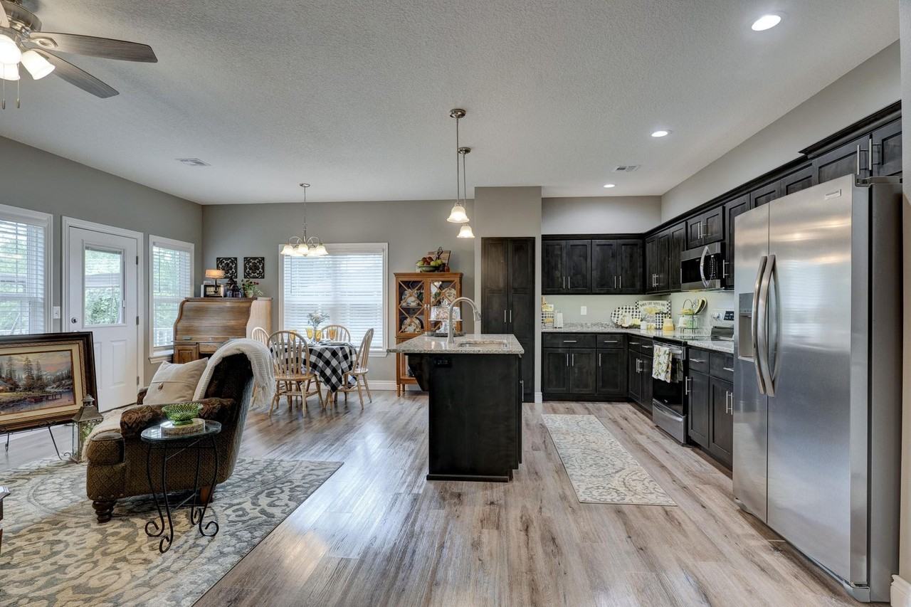 608 Pineview Ln - Photo 2 of 10