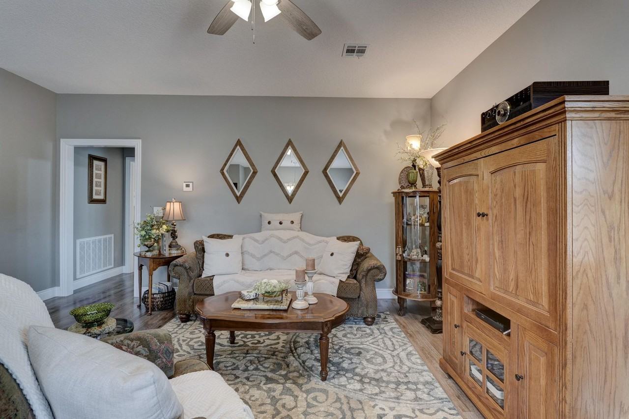 608 Pineview Ln - Photo 3 of 10