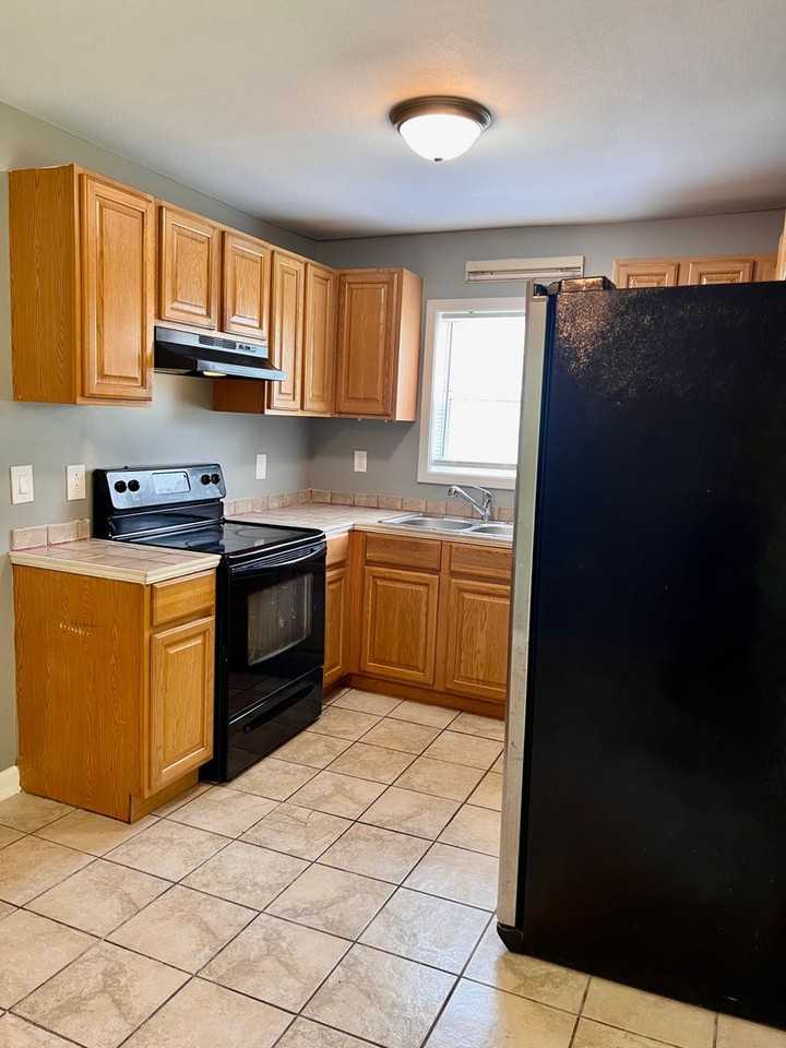 1265 Daniel St - Photo 5 of 14
