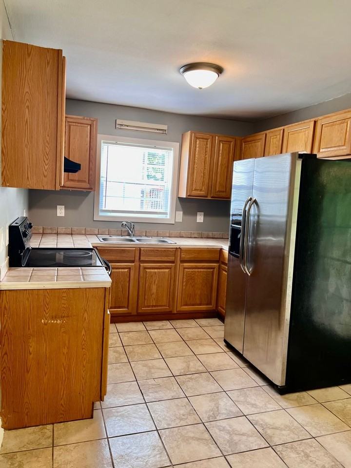 1265 Daniel St - Photo 6 of 14