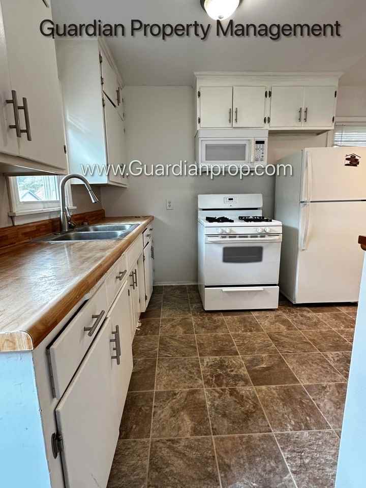 2944 Quebec Ave S - Photo 5 of 20