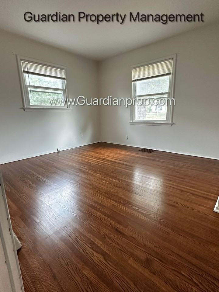 2944 Quebec Ave S - Photo 7 of 20
