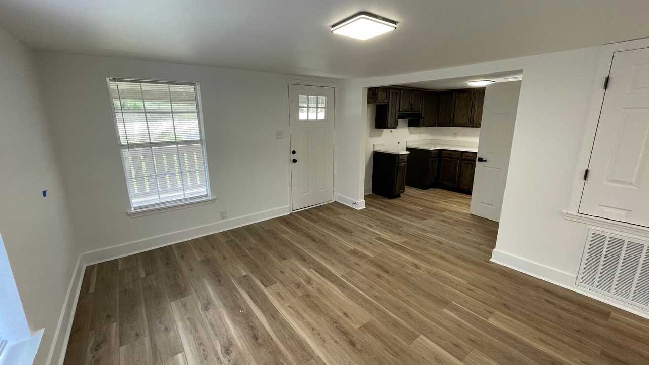 402 S 2nd St - Photo 4 of 14