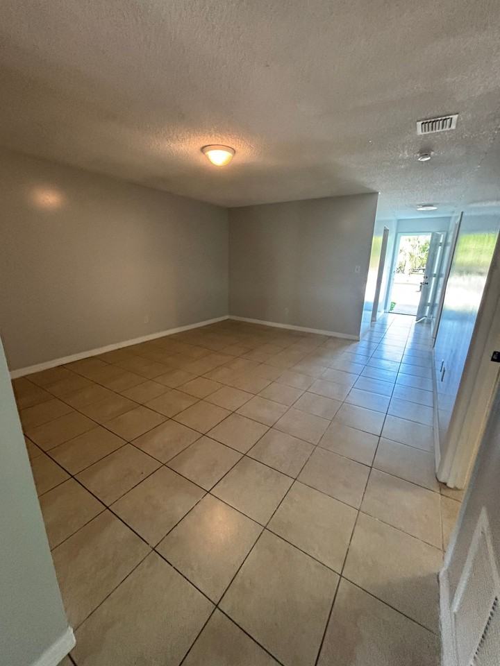 Louisiana Apartments - Photo 2 of 9