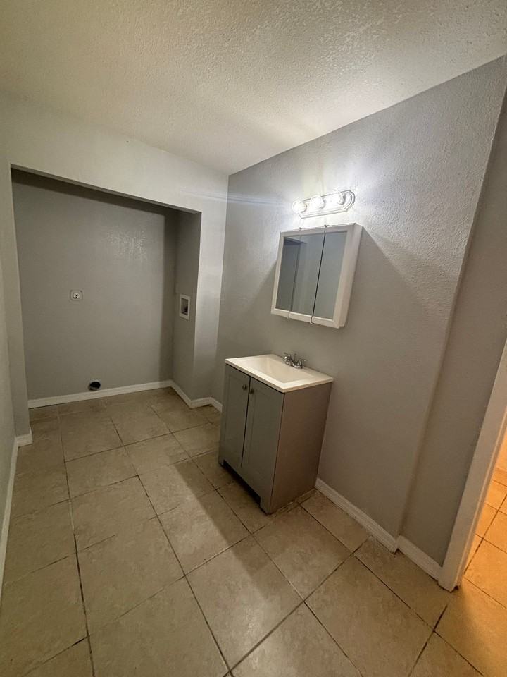 Louisiana Apartments - Photo 6 of 9