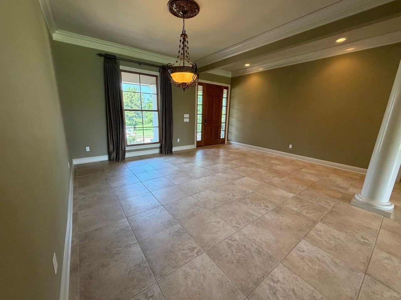 1073 Waters Edge Cir - Photo 3 of 22