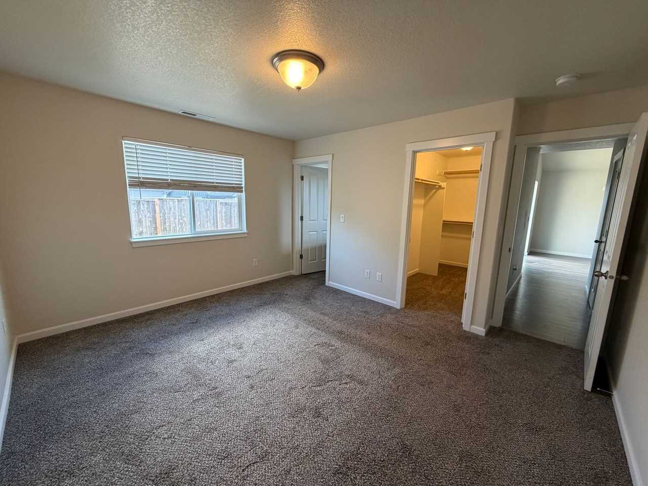 1450 Se Gooseberry St - Photo 4 of 12