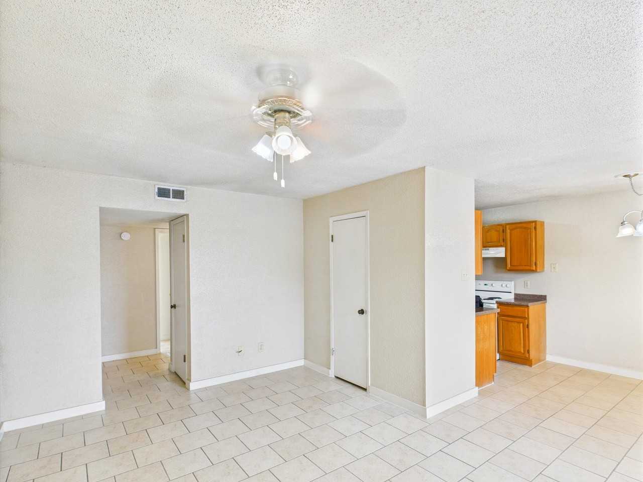 1505 Oakdale Cir #D - Photo 4 of 11