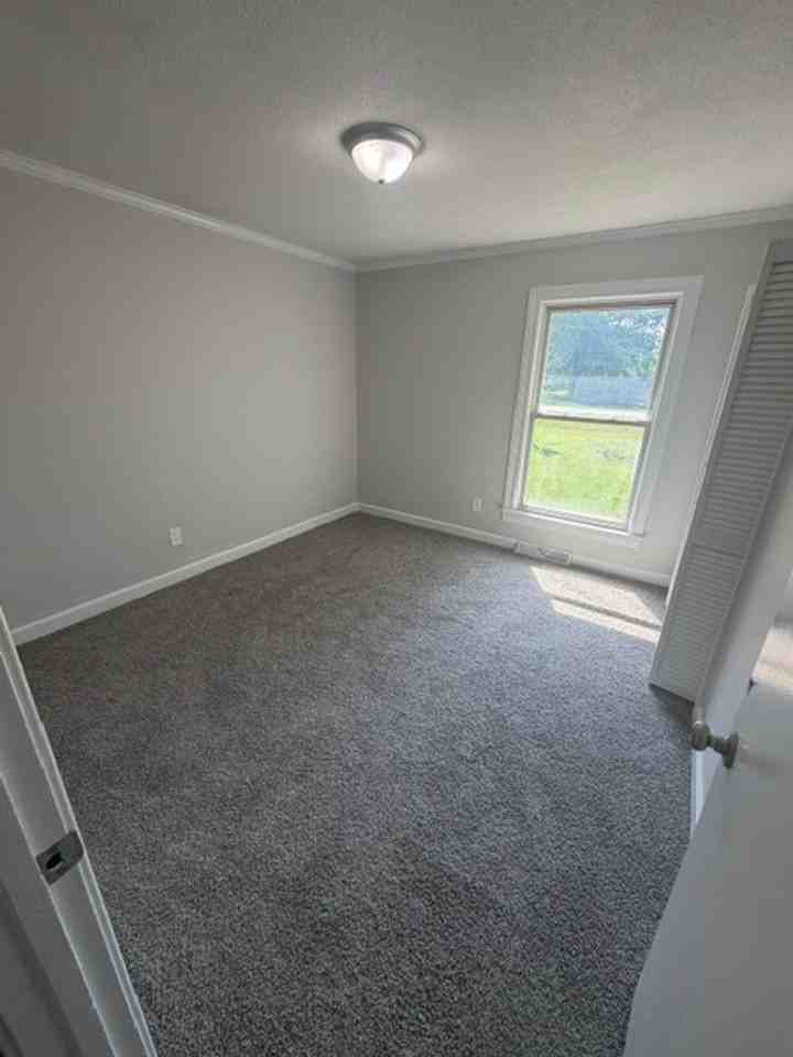 2146 Crescent Dr - Photo 4 of 9
