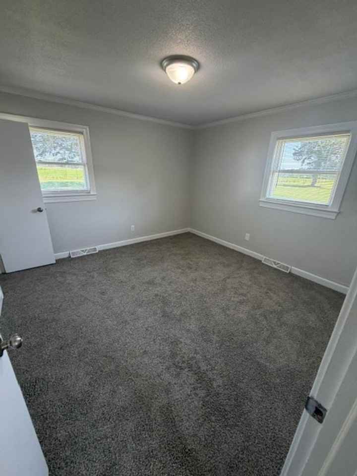 2146 Crescent Dr - Photo 7 of 9