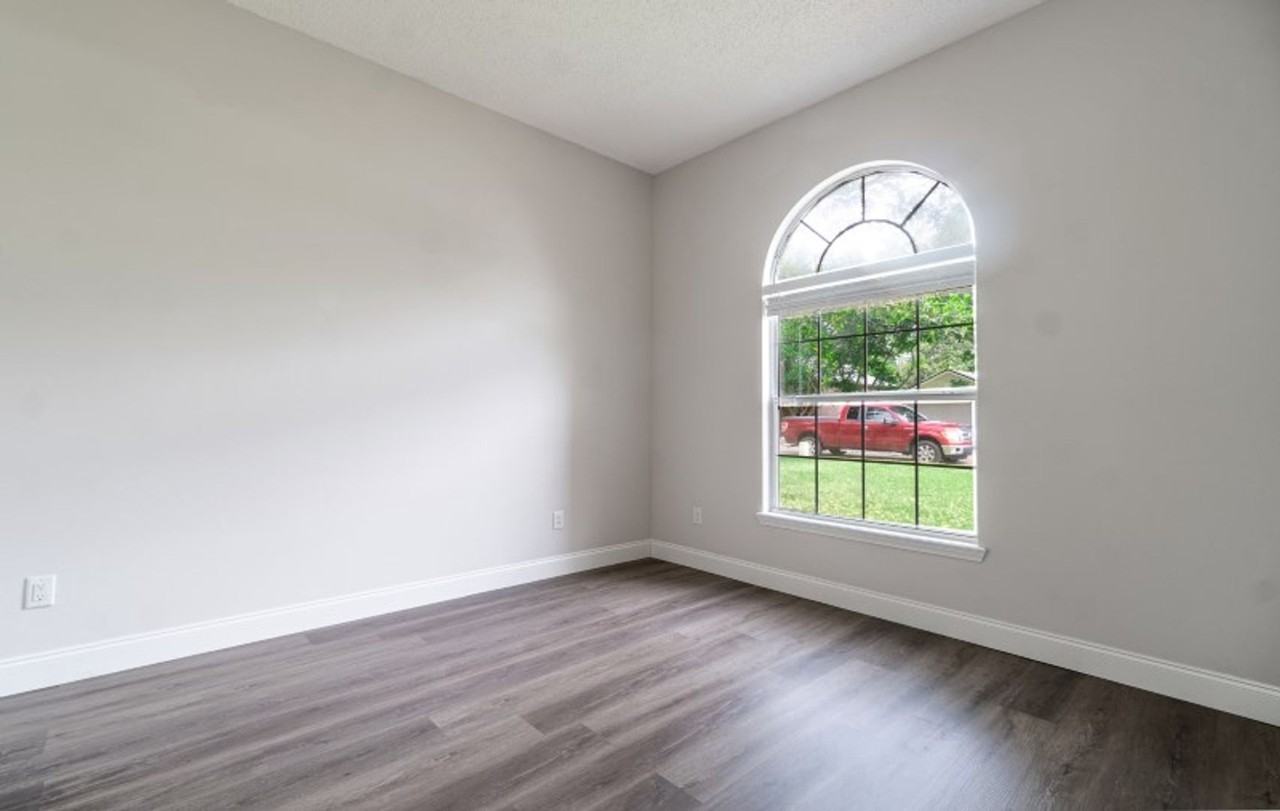 557 Grand Parke Dr - Photo 4 of 38