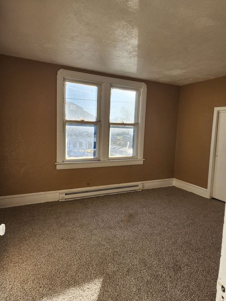 933 S Greenlawn Ave - Photo 2 of 16