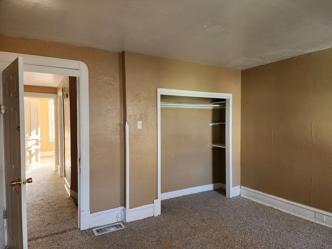 933 S Greenlawn Ave - Photo 4 of 16