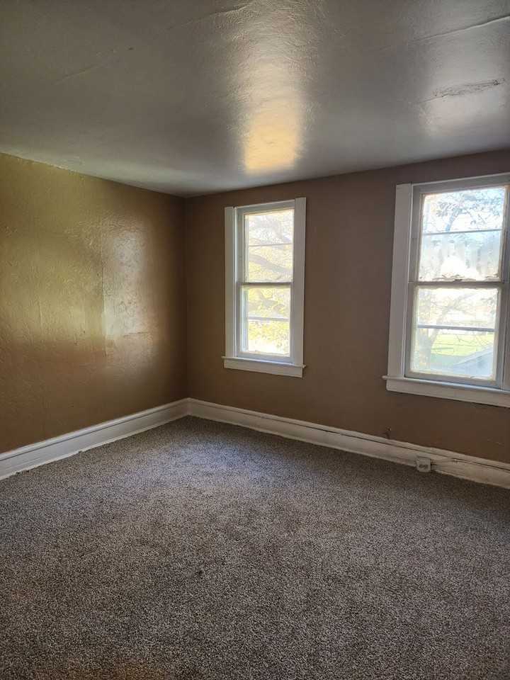 933 S Greenlawn Ave - Photo 5 of 16