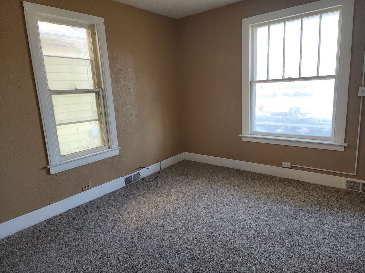 933 S Greenlawn Ave - Photo 7 of 16
