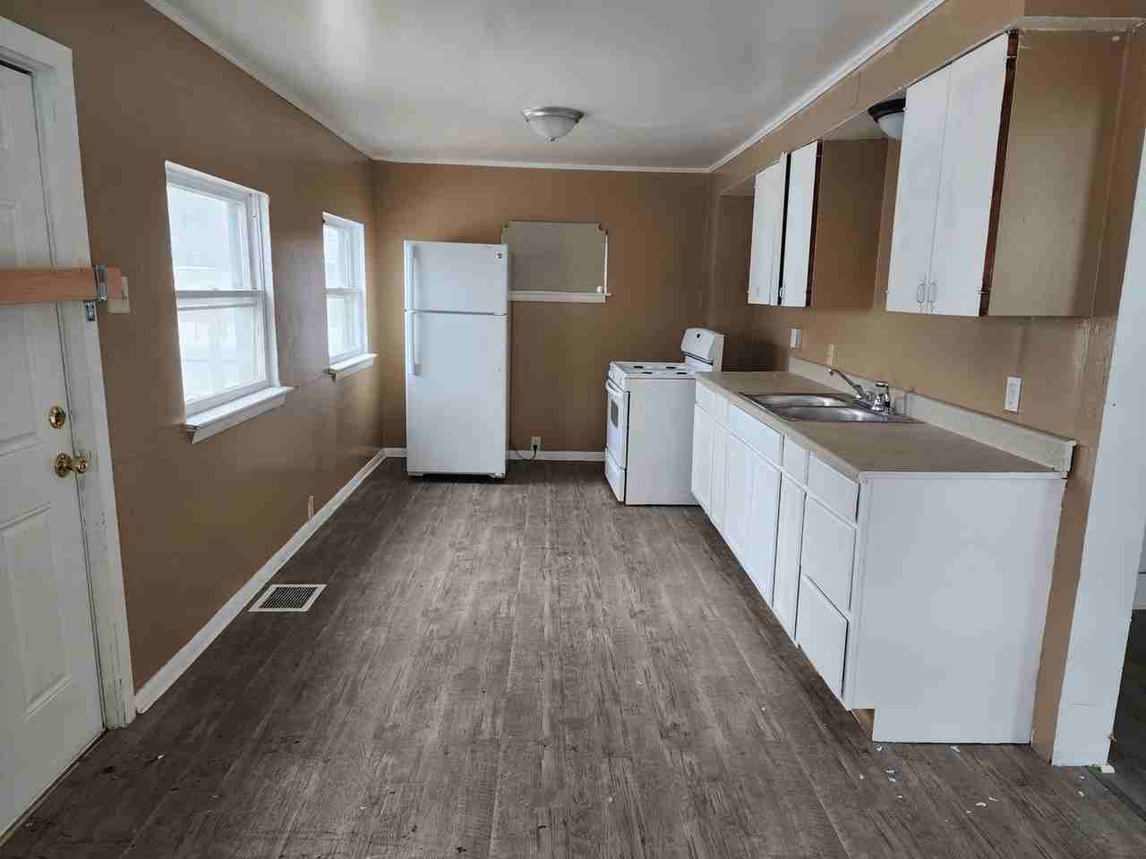 933 S Greenlawn Ave - Photo 4 of 14