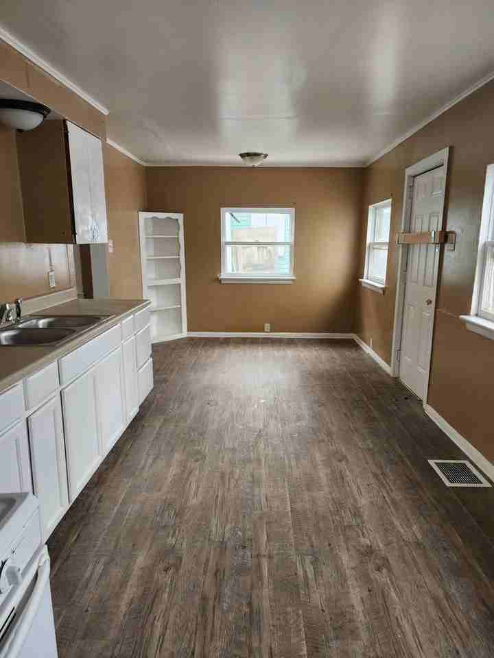 933 S Greenlawn Ave - Photo 5 of 14