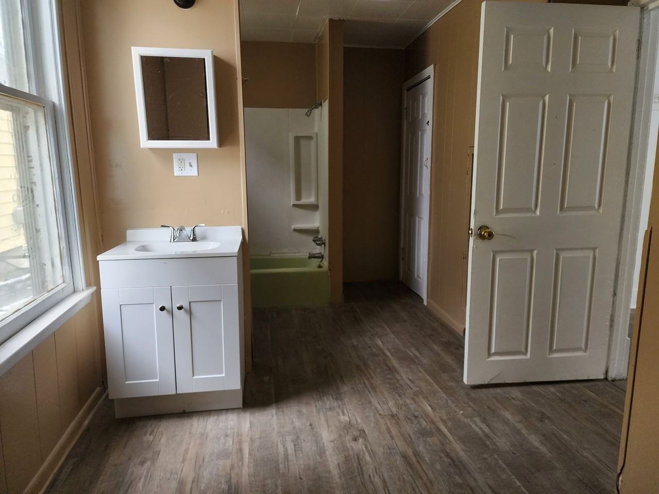 933 S Greenlawn Ave - Photo 6 of 14