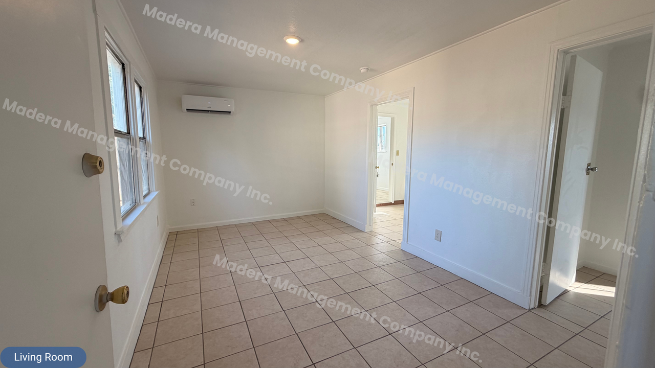 712 3/4 S D St - Photo 3 of 11
