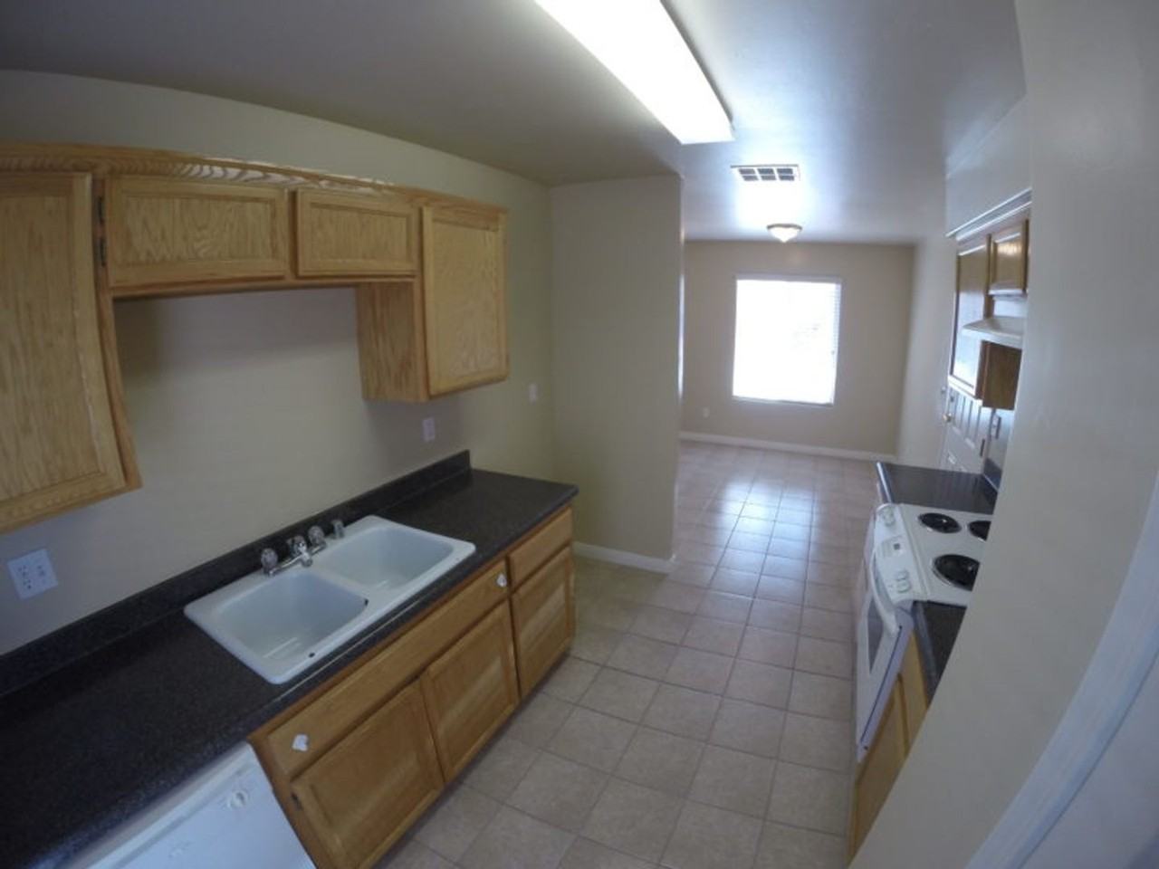 663-665 Clover Meadow Court Bakersfield, CA 93308 - Photo 4 of 9