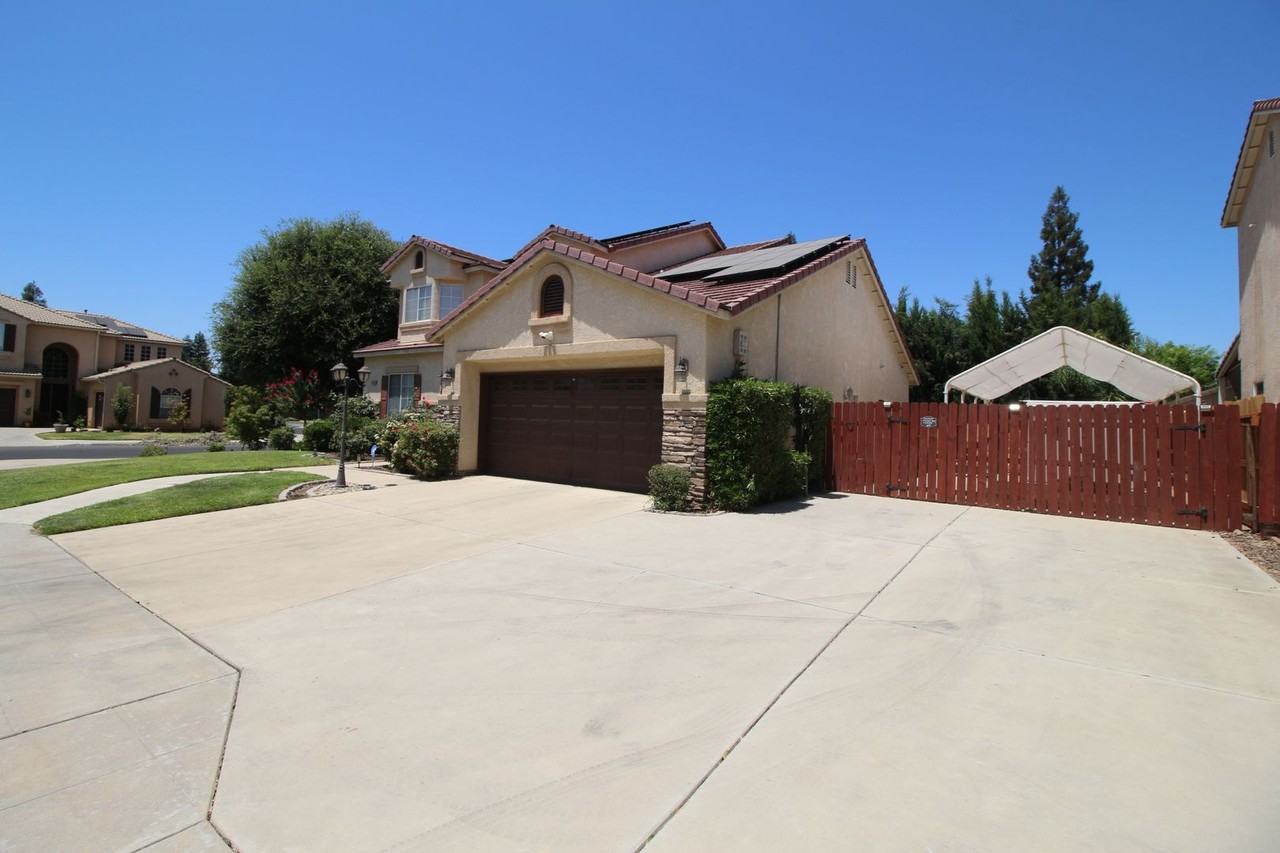 2542 E Omaha Ave - Photo 2 of 25