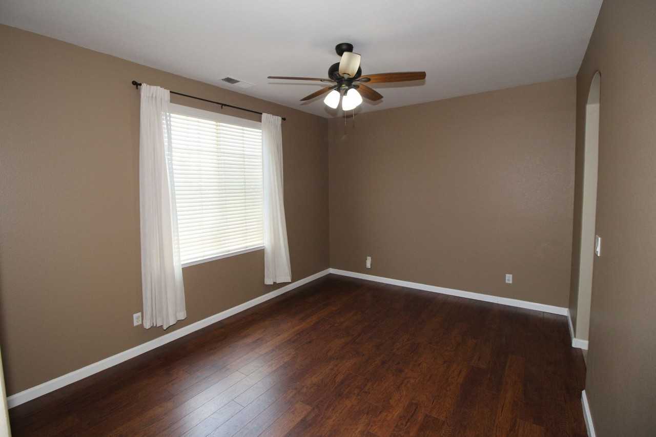 2542 E Omaha Ave - Photo 4 of 25