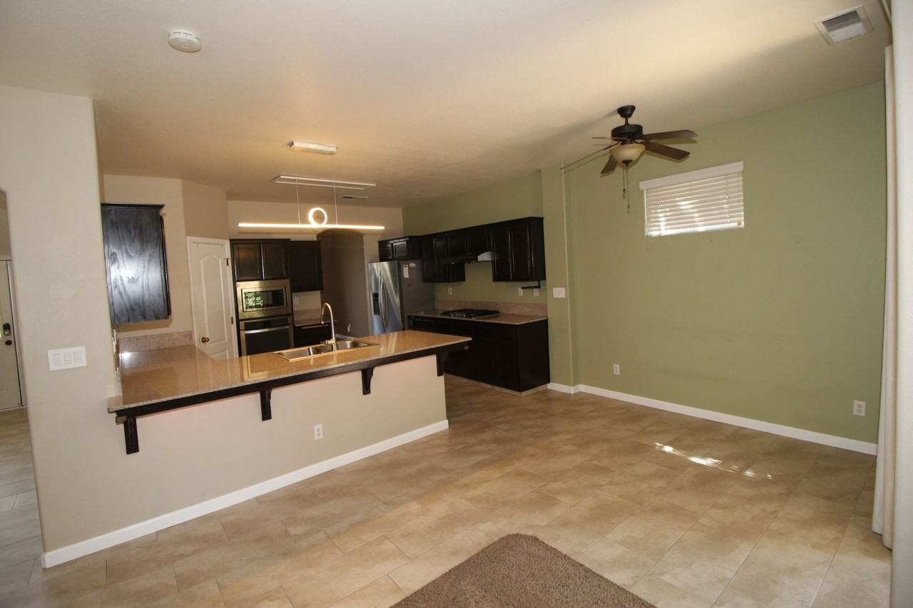 2542 E Omaha Ave - Photo 6 of 25