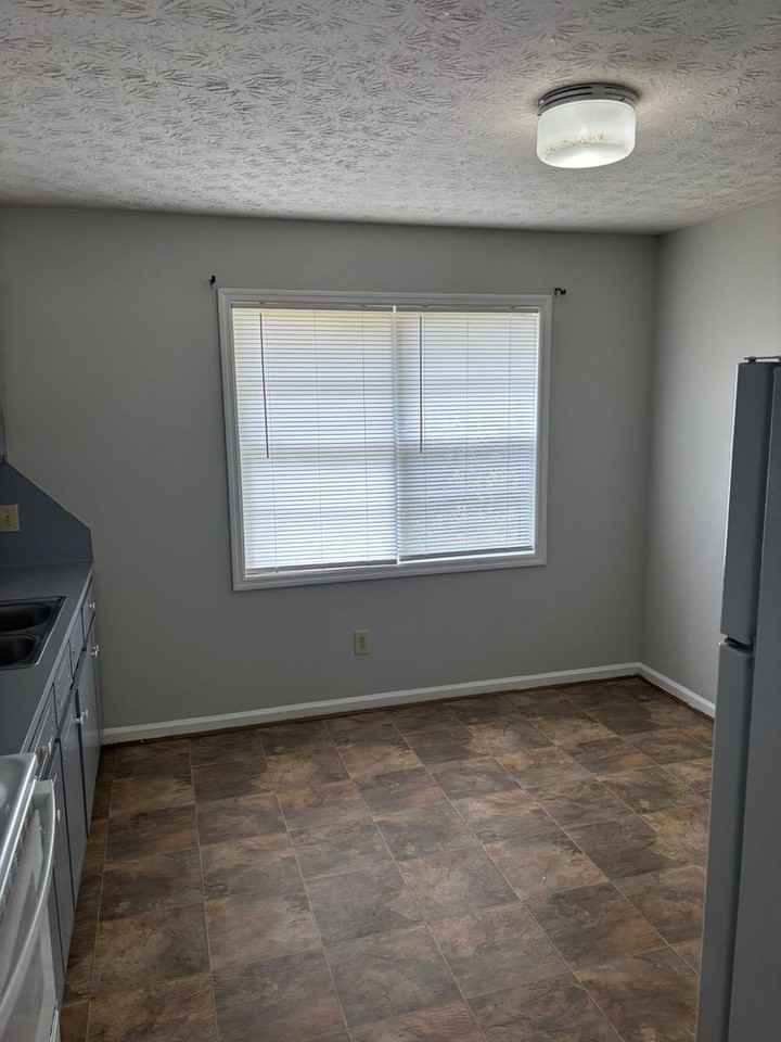6270 Stoneway Dr - Photo 4 of 11