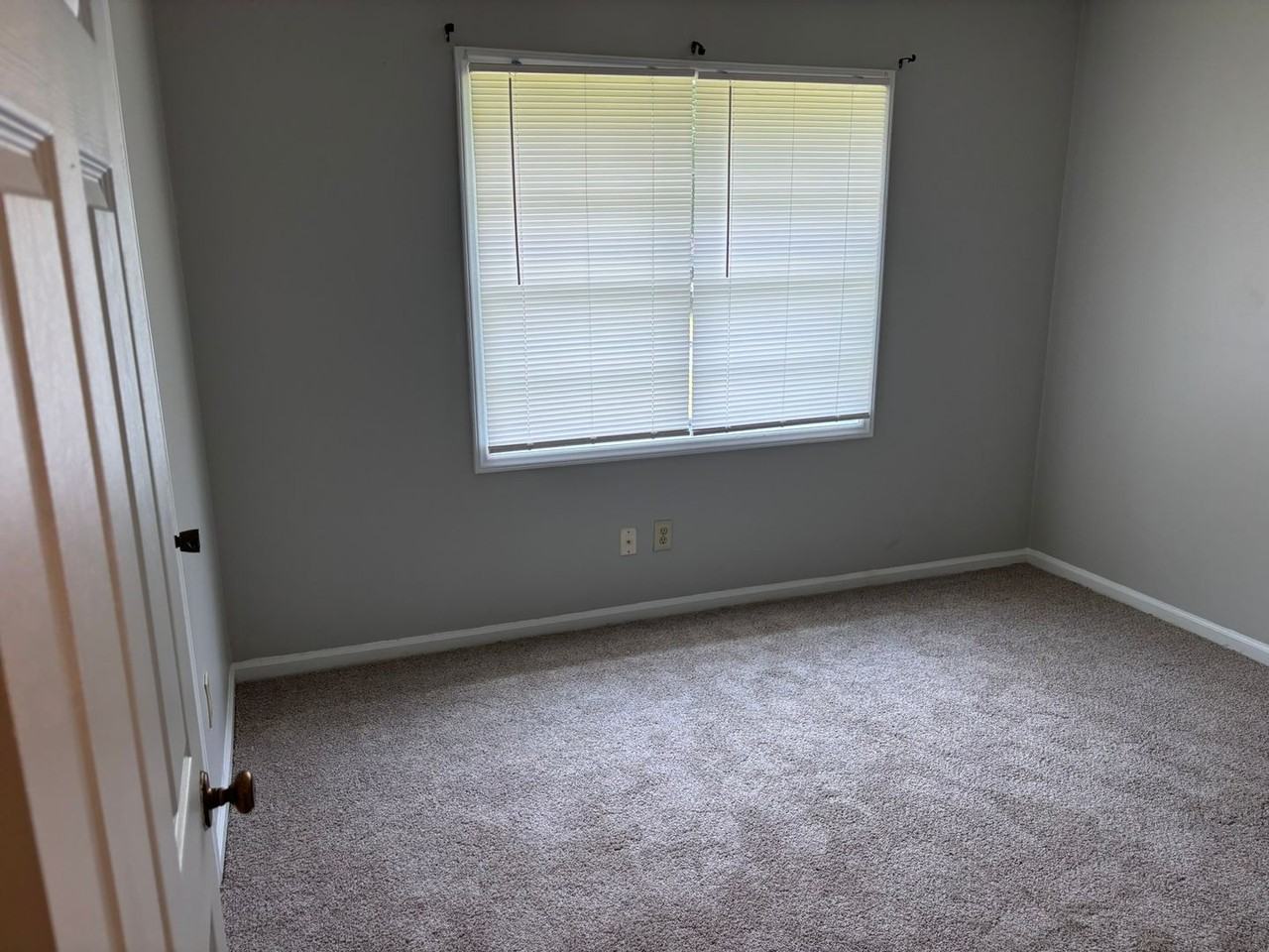 6270 Stoneway Dr - Photo 5 of 11
