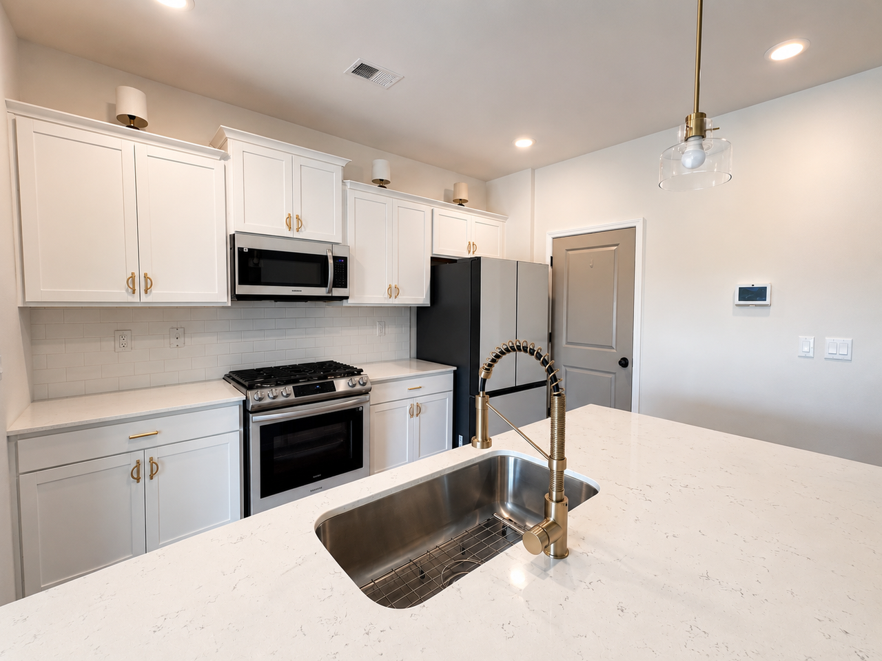 676 Hollyrose Cir - Photo 2 of 15