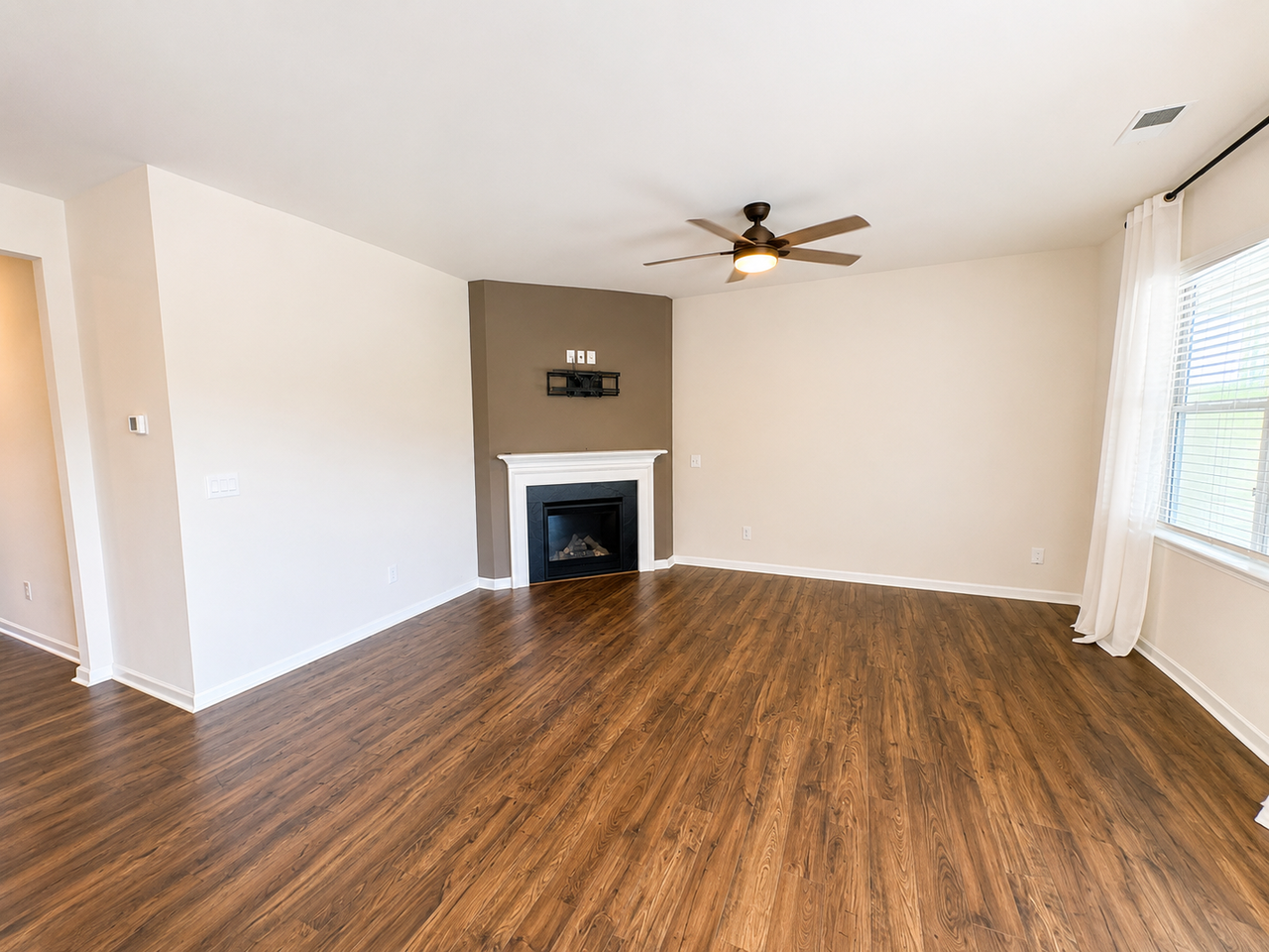676 Hollyrose Cir - Photo 3 of 15