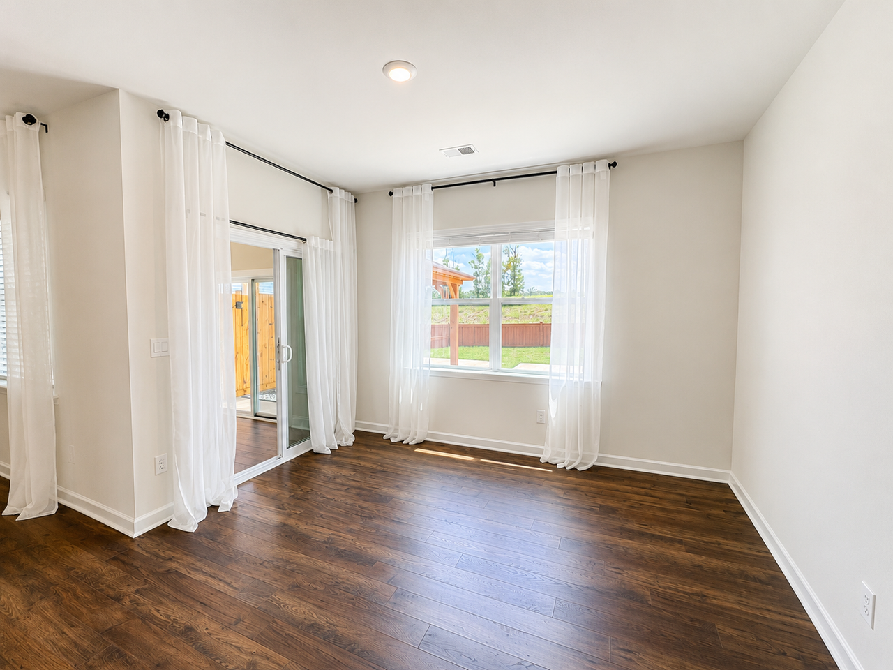 676 Hollyrose Cir - Photo 4 of 15