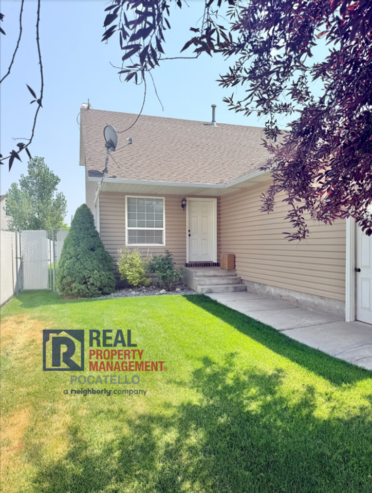 1586 Dustin Cir - Photo 2 of 26