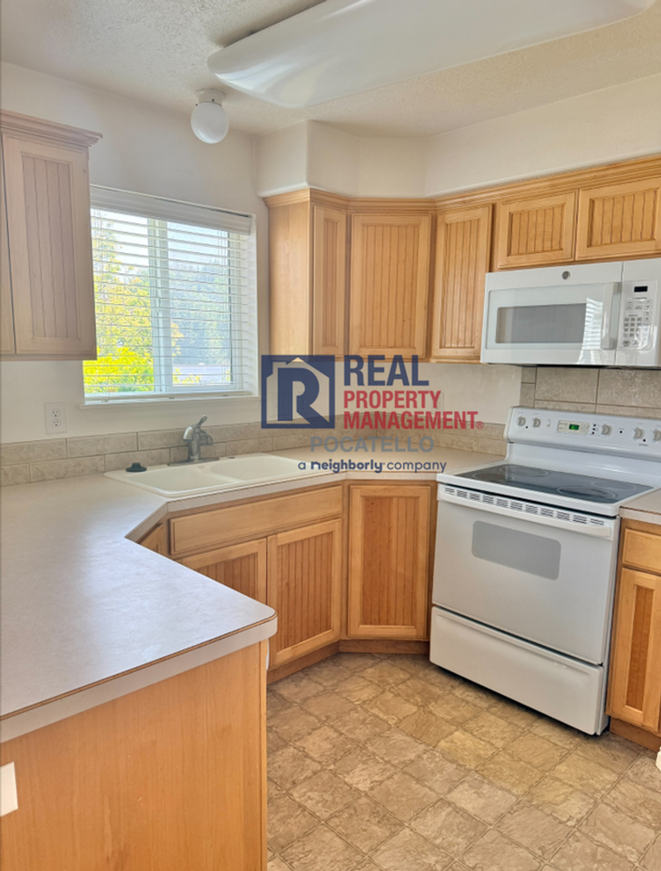 1586 Dustin Cir - Photo 5 of 26