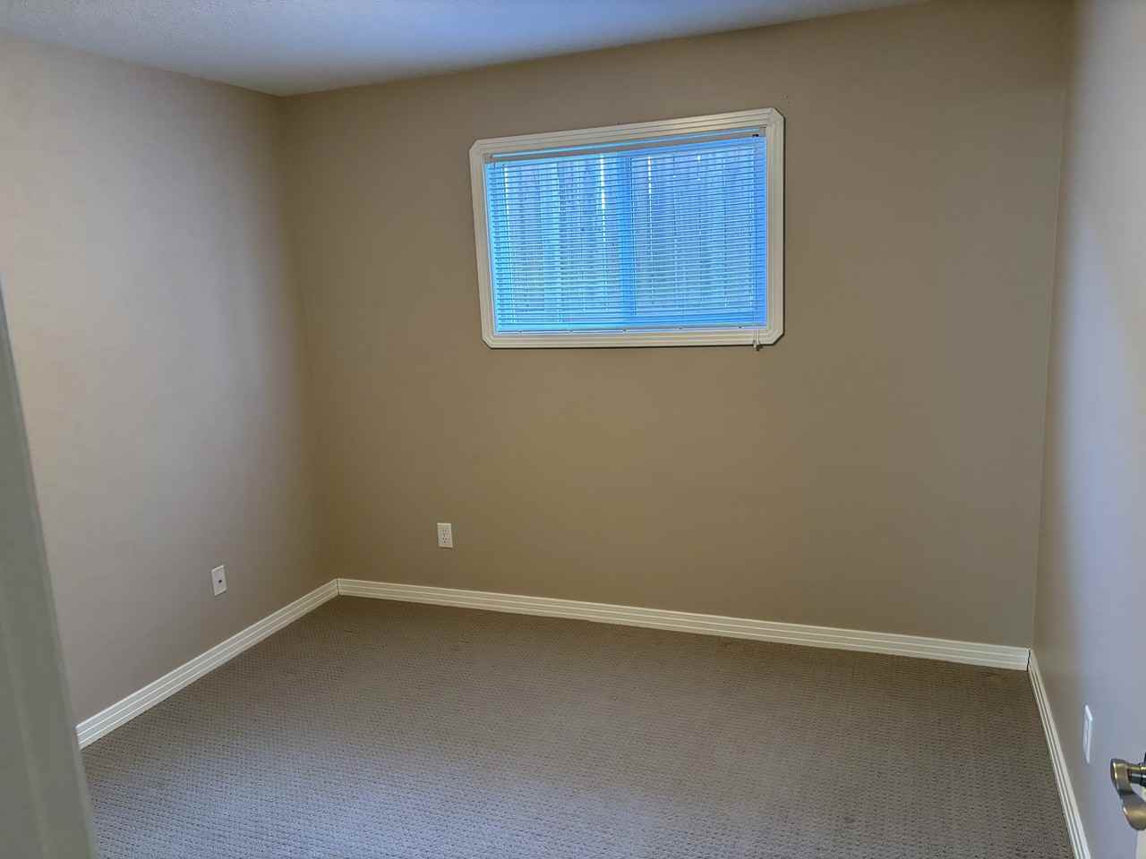 107 26 St - Photo 3 of 6